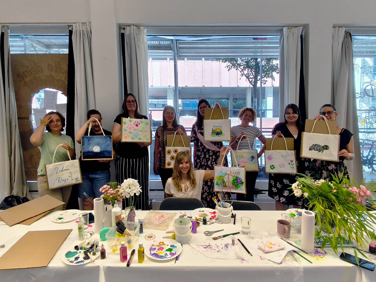 Kreativer Anlass: Gruppe gestaltet gemeinsam Kunstwerke